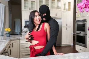 Cho người phụ nữ nhà bên trần chuồng ở nhờ vì bị người chồng đuổi ra khỏi nhà