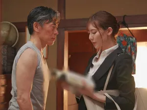 Một cô gái trẻ tóc ngắn, gợi cảm đang trong thời kỳ cho con bú, có hai bầu ngực lớn và đang vắt một cốc sữa. Cô ấy nhấc váy da lên và thủ dâm