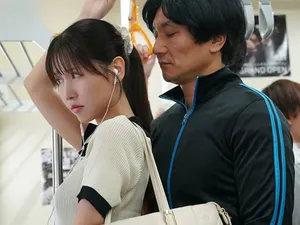 Anh chàng học giả hàng đầu Đường Tăng giả làm cư dân mạng và quan hệ với một cô gái năm hai có bộ ngực lớn. Anh ta thuê một phòng khách sạn, nằm trước gương và quan hệ tình dục...